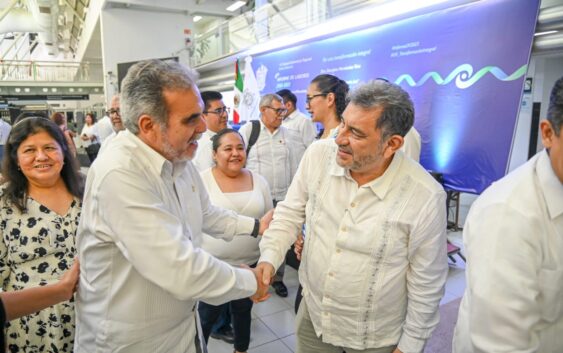 Asiste Amado Cruz Malpica a Cuarto Informe de Labores de la vicerrectora de la UV