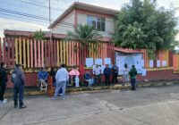 Padres de familia toman Escuela Primaria de Córdoba, exigen la destitución de su directora