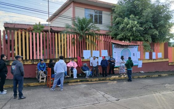 Padres de familia toman Escuela Primaria de Córdoba, exigen la destitución de su directora