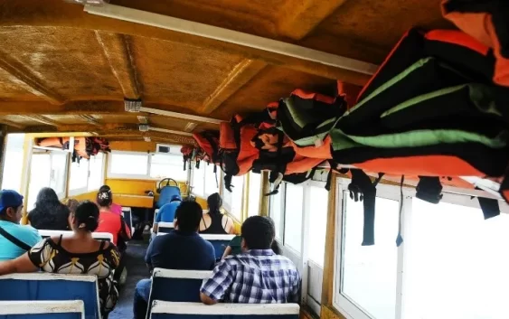 Travesía peligrosa en Coatzacoalcos: cooperativa de lanchas ignora uso de chalecos salvavidas