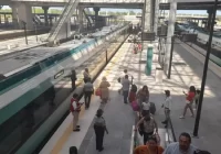 Usuarios del Tren Maya terminan su viaje en combi por mala conexión