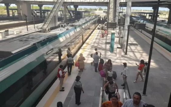 Usuarios del Tren Maya terminan su viaje en combi por mala conexión