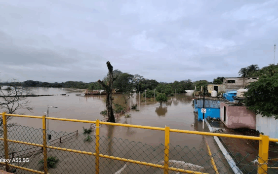 Se desborda río Jaltepec e inundaviviendas y caminos en Jesús Carranza
