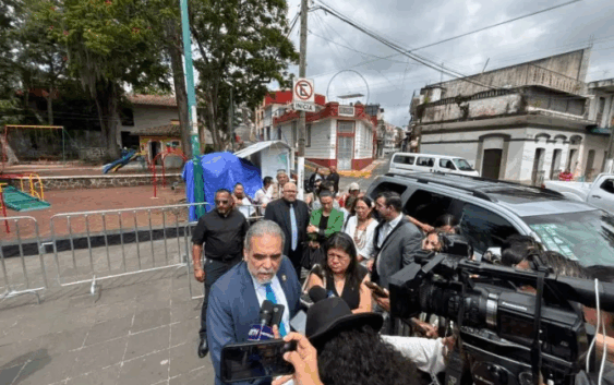 Rector de la UV llega a la guardia de honor fuertemente custodiado