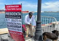 Maestro, militante de Morena, se encadena e inicia huelga de hambre en el malecón de Veracruz