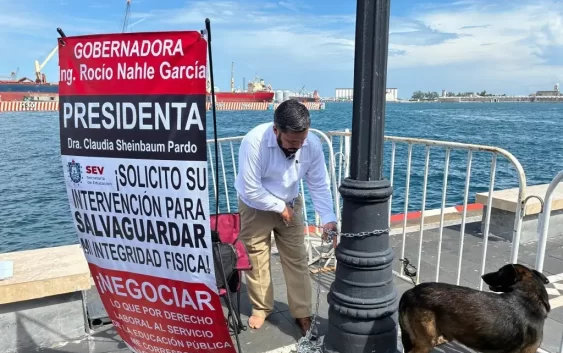 Maestro, militante de Morena, se encadena e inicia huelga de hambre en el malecón de Veracruz