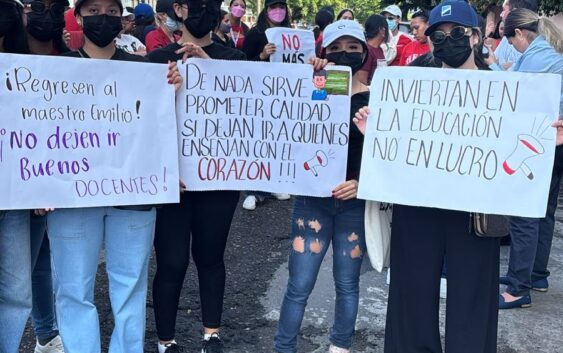 SE MANIFIESTAN ALUMNOS DE ESCUELA DE AVIACIÓN