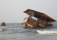 Va de regreso restaurante flotante a su lugar de origen