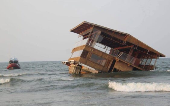 Va de regreso restaurante flotante a su lugar de origen
