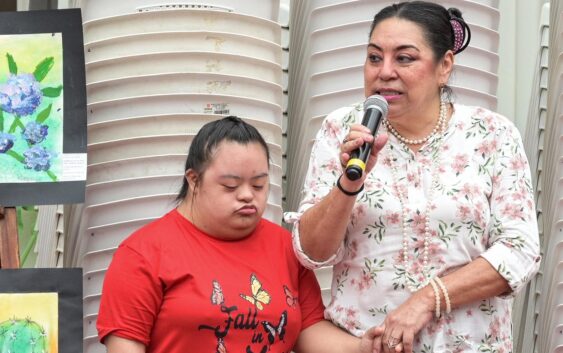 Fortalecen uso del bastón blanco con entrega de 49 aparatos de movilidad