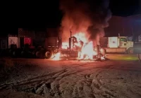 Cobro de piso no para en el sur de Veracruz; incendian tractocamiones con bombas molotov en Acayucan