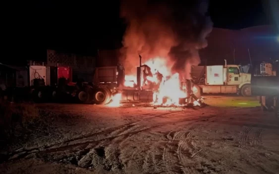 Cobro de piso no para en el sur de Veracruz; incendian tractocamiones con bombas molotov en Acayucan