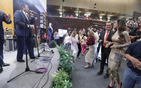 Diputados de Morena paran sesión para bailar ‘La boa’