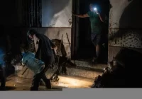 Poza Rica a su suerte: sin apoyo, damnificados rescatan a los suyos entre lodo y penumbra