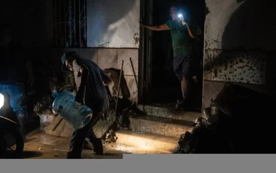 Poza Rica a su suerte: sin apoyo, damnificados rescatan a los suyos entre lodo y penumbra