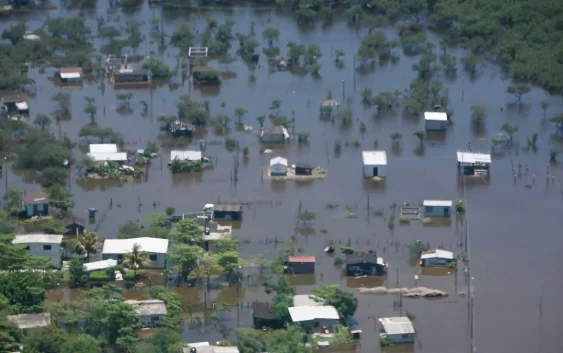 Alcaldesa de Pueblo Viejo anuncia alerta máxima por desbordamiento del río Pánuco; pide a familias desalojar