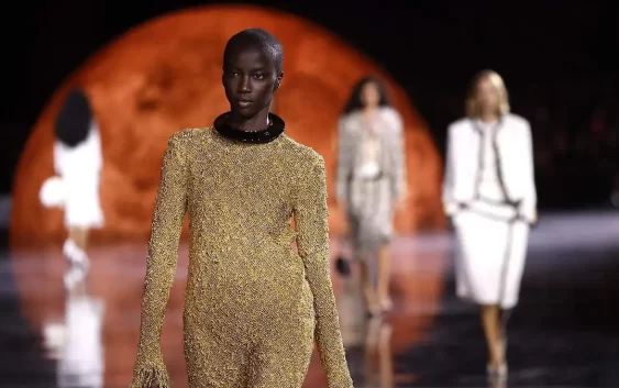 Diseñador Matthieu Blazy lleva a Chanel a otra galaxia