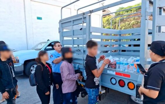 La Marina rescata a 28 niños y adolescentes de un barco que viajaba rumbo a Sinaloa