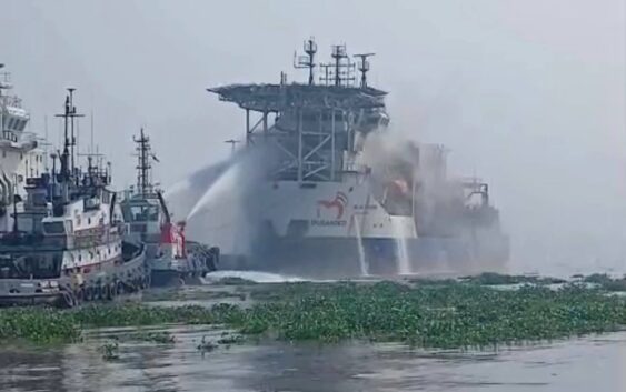 Barco incendiado en Coatzacoalcos pertenece a una empresa ligada con casos de huachicol fiscal