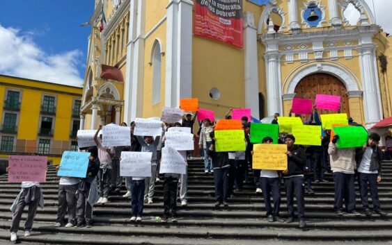 𝗢𝗡 𝗖𝗔𝗗𝗘𝗡𝗔 𝗛𝗨𝗠𝗔𝗡𝗔, 𝗘𝗦𝗧𝗨𝗗𝗜𝗔𝗡𝗧𝗘𝗦 𝗗𝗘 𝗫𝗔𝗟𝗔𝗣𝗔, 𝗣𝗜𝗗𝗘𝗡 𝗝𝗨𝗦𝗧𝗜𝗖𝗜𝗔 𝗣𝗔𝗥𝗔 𝗦𝗨𝗦 𝗖𝗢𝗠𝗣𝗔𝗡̃𝗘𝗥𝗢𝗦 𝗩𝗜𝗢𝗟𝗘𝗡𝗧𝗔𝗗𝗢𝗦 𝗘𝗡 𝗢𝗔𝗫𝗔𝗖𝗔