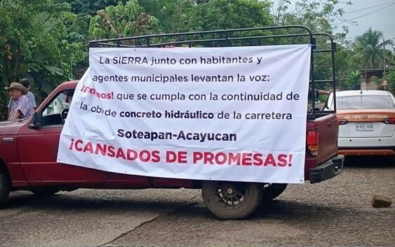 Bloquean la carretera Costera del Golfo en el sur de Veracruz