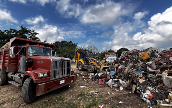 Este domingo el Ayuntamiento de Tuxpan trabajó en la limpieza y retiro de toneladas de basura en comunidades afectadas por la inundación