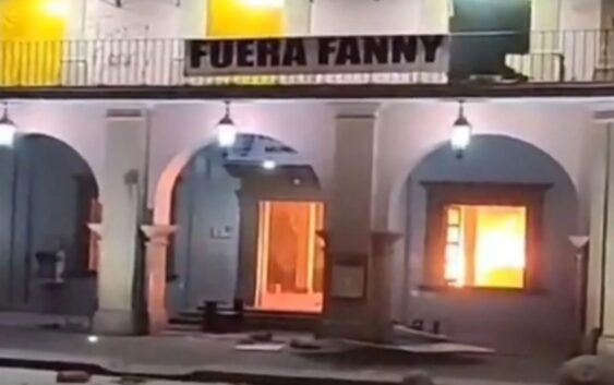 Vandalizan y queman Palacio Municipal de Apatzingán