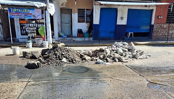 Vecinos de Alvarado, denuncian filtración de drenajes