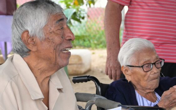 Llevan pláticas de salud y prevención a adultos mayores de ‘Apapachos del Corazón’