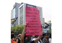 Jóvenes marchan en CDMX contra la violencia; policías les impiden llegar al Zócalo