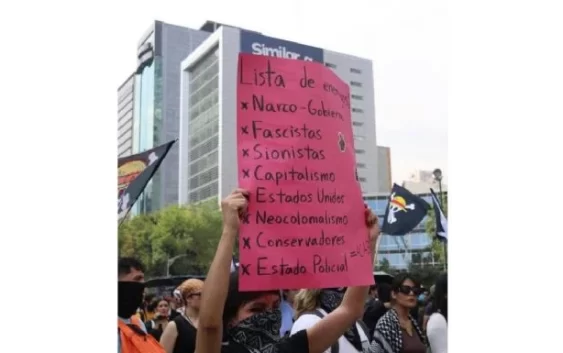 Jóvenes marchan en CDMX contra la violencia; policías les impiden llegar al Zócalo