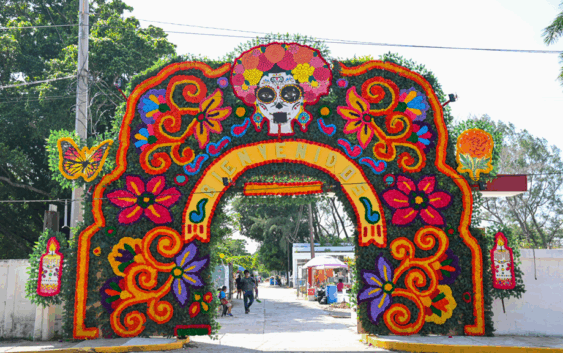 Coatzacoalcos se viste de magia y tradición: monumentales portadas embellecen panteones y espacios emblemáticos