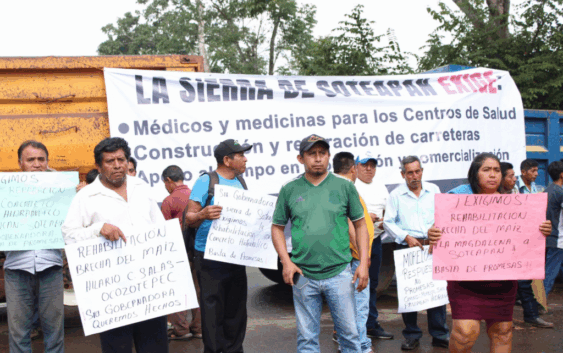 Campesinos de la Sierra de Soteapan toman carreteras del sur de Veracruz; denuncian que gobierno estatal los ignora
