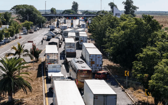 Agricultores y transportistas alcanzan acuerdo tras reunión con Segob; levantarán bloqueos