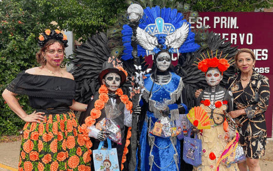 Llenan catrinas y catrines de folclor y tradición la primaria Amado Nervo de Coatzacoalcos