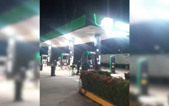 Robo a gasolinera en la Costera del Golfo en Acayucan deja crisis nerviosa entre empleados