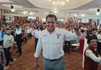 Diputado morenista defiende contrato asignado a sus hermanos para construir viviendas del bienestar.