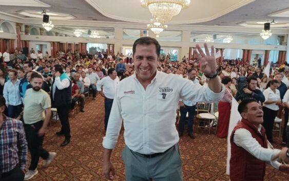 Diputado morenista defiende contrato asignado a sus hermanos para construir viviendas del bienestar.