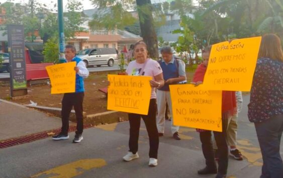 Salen a la calle empleados del CAE