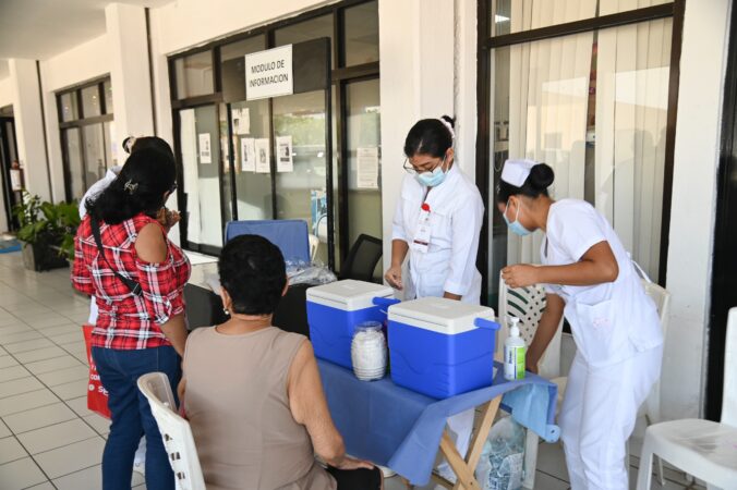 Refuerza Coatzacoalcos inmunización con vacunación gratuita de COVID-19 e Influenza