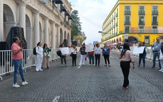 Trabajadores municipales y del sector salud protestan por falta de pagos en Veracruz