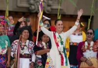 “No uso ninguna marca de esas que son carísimas”: Sheinbaum presume bordados indígenas