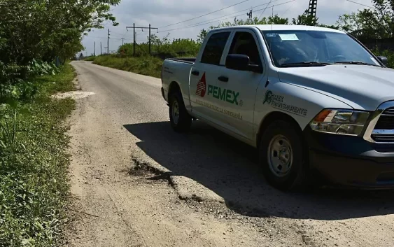 Petroleros protestan en Coatzacoalcos, exigen a Pemex aumento salarial del 4.6% para enero de 2026