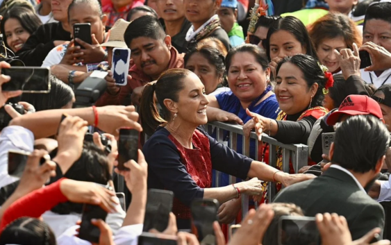 Ante un Zócalo abarrotado, Sheinbaum denuncia campañas sucias nacionales y extranjeras