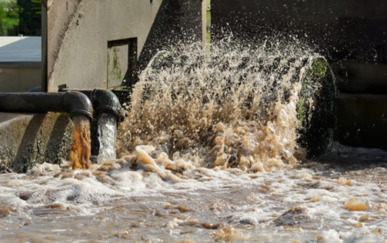 Políticos con concesiones de agua, mientras esta escasea