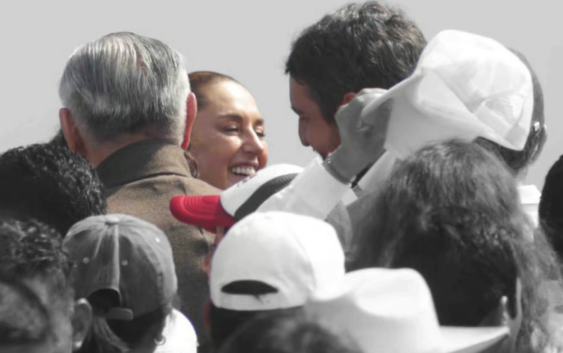 Luisa María Alcalde, “Andy” López Beltrán y coordinadores de Morena, cerca de Sheinbaum en el Zócalo