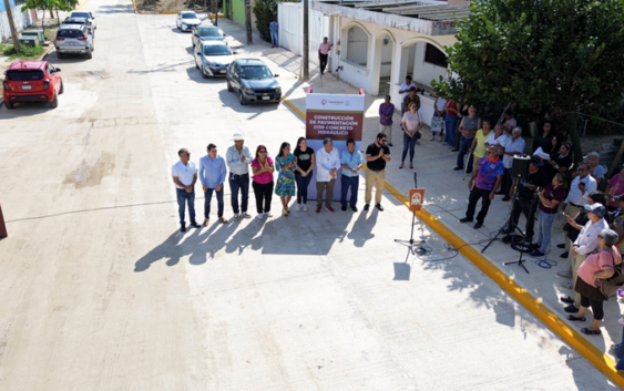 Entrega Amado Cruz Malpica pavimentación en la Puerto México, obra esperada por décadas