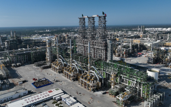 Refinería de Dos Bocas, lejos de refinar 280 mil barriles diarios: Producción cae 1.7% en octubre