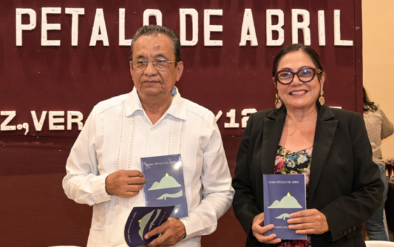 Presentan en Coatzacoalcos el poemario ‘Como pétalo de abril’ de Margarito Escudero Luis