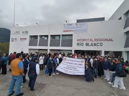Personal de salud del Hospital Regional de Río Blanco advierte posibles cierres carreteros por falta de prestaciones